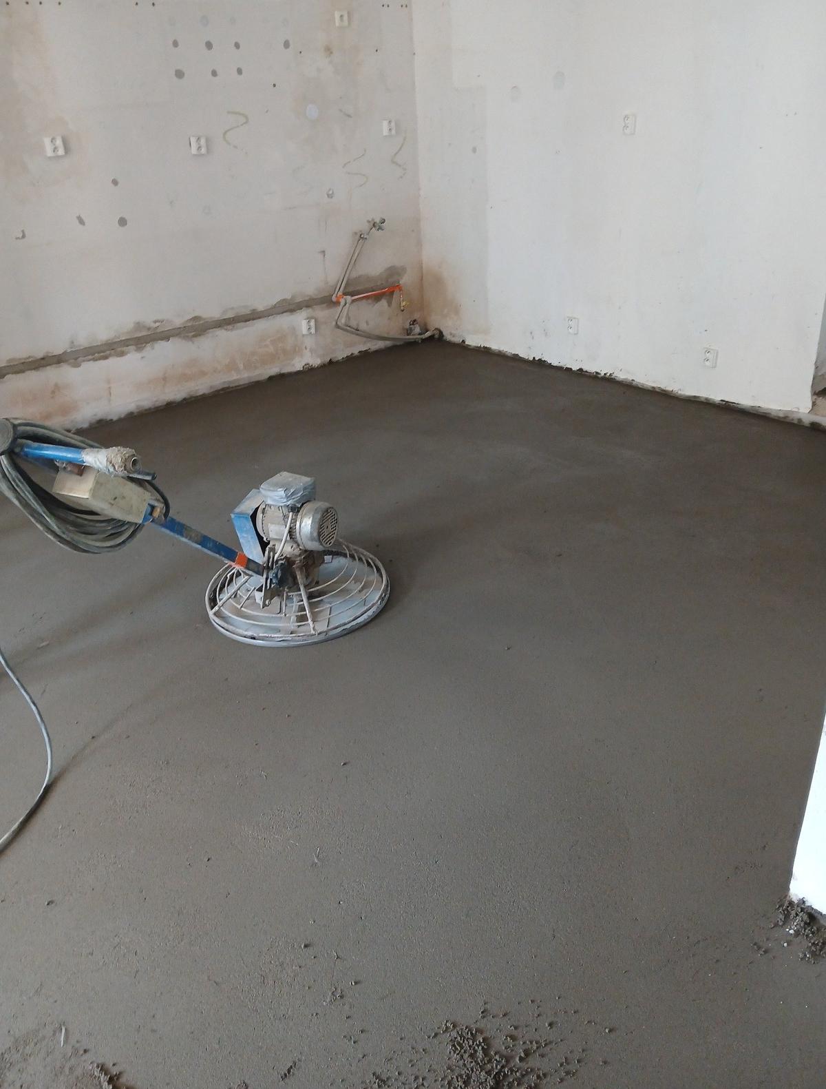 Strojně hlazená betonová podlaha – Betonové podlahy – rodinný dům Pečky